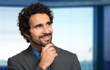 gülümseyen yakışıklı işadamı ve düşünme  