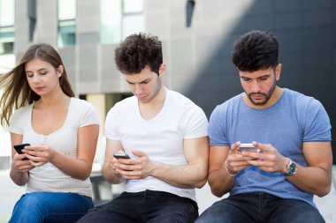 arkadaşlar birbirlerini telefonları nedeniyle görmezden 