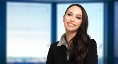 genç gülümseyen iş kadını 