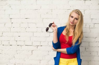 Beyaz duvar önünde genç kadın