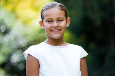 Gülümseyen güzel çocuk  