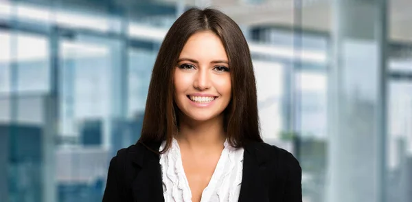 Jonge Glimlachende zakenvrouw — Stockfoto