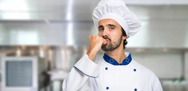 Knappe tevreden chef-kok portret — Stockfoto