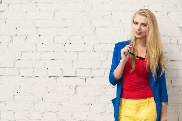 Mujer frente a una pared blanca — Foto de Stock