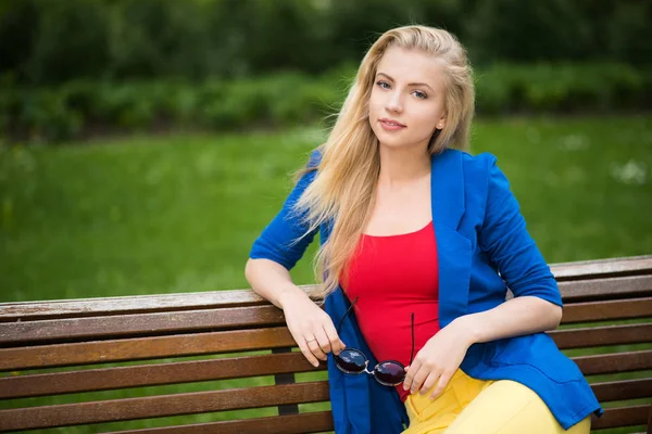 Woman relaxing on bench — Stock Photo, Image