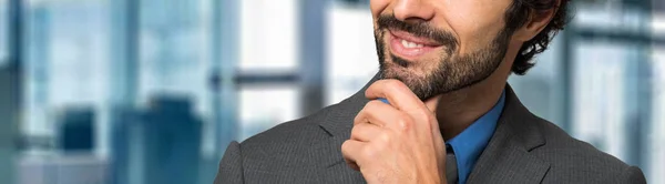 Hombre sonriente pensativo —  Fotos de Stock