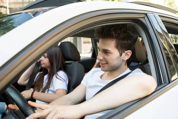 Amis heureux sur voiture blanche — Photo