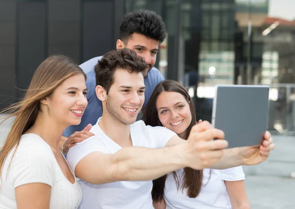 Amigos usando seu tablet para tomar selfie — Fotografia de Stock