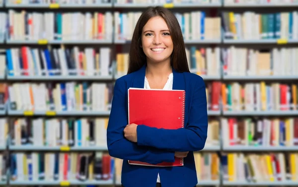 Ung kvinnlig student i biblioteket — Stockfoto