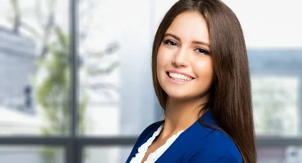Молодая улыбающаяся деловая женщина — стоковое фото