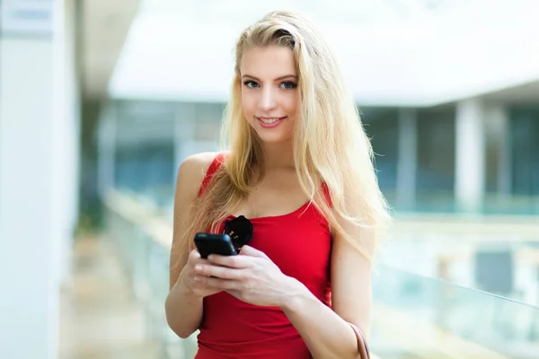 Charmante Frau mit Handy — Stockfoto