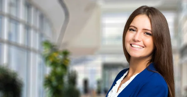 Retrato de jovem mulher de negócios sorridente — Fotografia de Stock