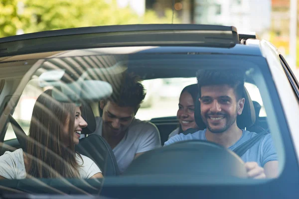 Glada vänner i bil — Stockfoto