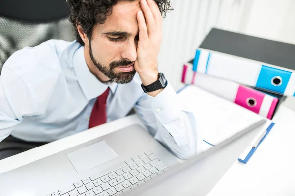 Stressad affärsman framför laptop — Stockfoto