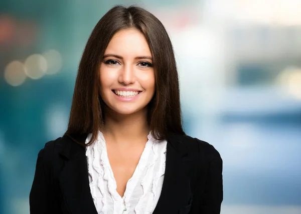 Jonge Glimlachende zakenvrouw — Stockfoto