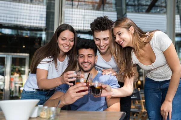 Amigos tomando uma bebida — Fotografia de Stock