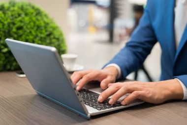 Netbook kafede kullanarak iş adamı
