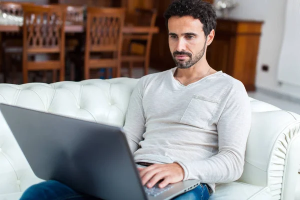 Man using a laptop — Stock Photo, Image