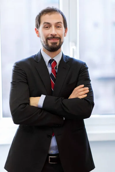 Homme d'affaires avec les bras croisés au bureau — Photo