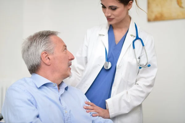 Doctor talking to patient — Stock Photo, Image