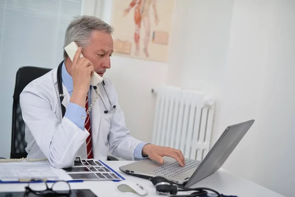 Medico Parlare al telefono — Foto Stock