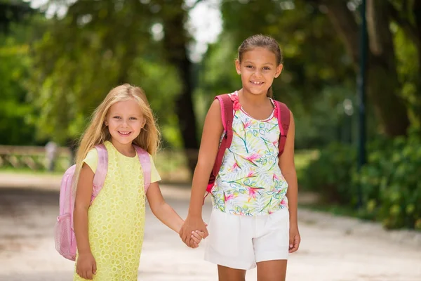 Flickor gå i skolan tillsammans — Stockfoto