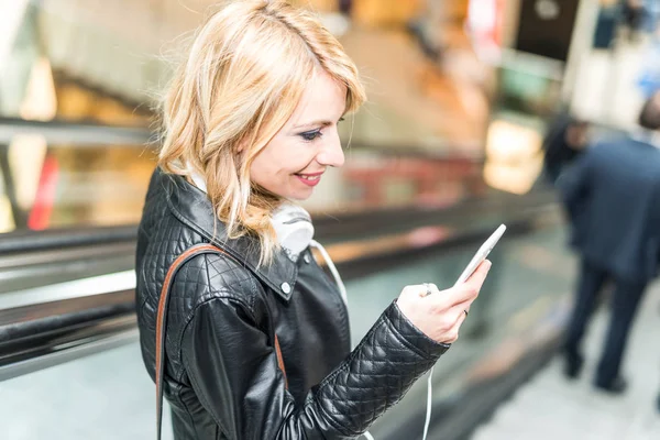 Mulher usando seu smartphone — Fotografia de Stock