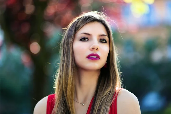 Jonge vrouw in een park — Stockfoto