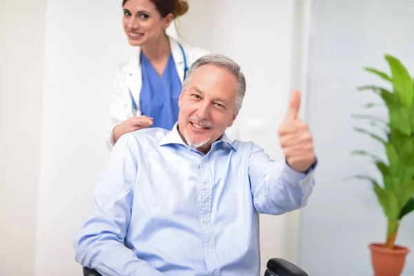 Disabili uomo e infermiera — Foto Stock