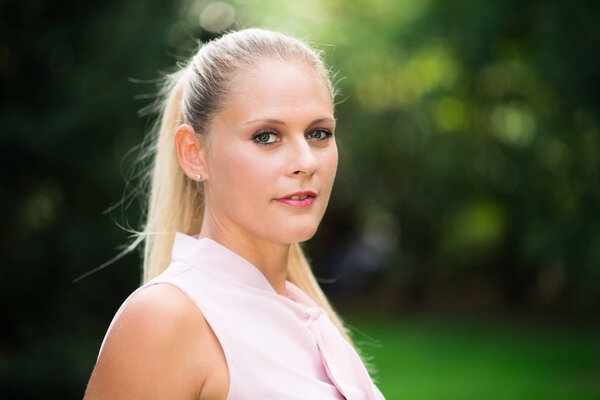 Блондинка на улице
