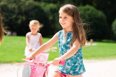 Çocuk bisiklet kullanmayı öğrenme