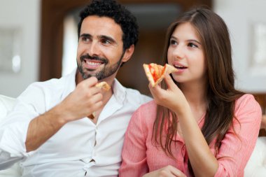 Çift pizza yerken TV izlerken