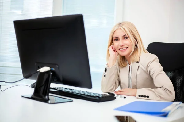 Empresária trabalhando com computador — Fotografia de Stock