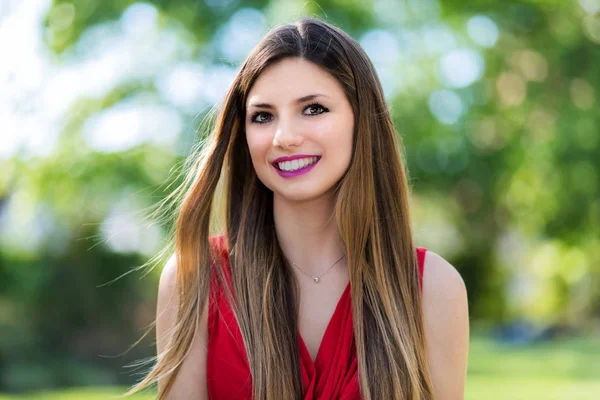 bir parkta gülümseyen kadın