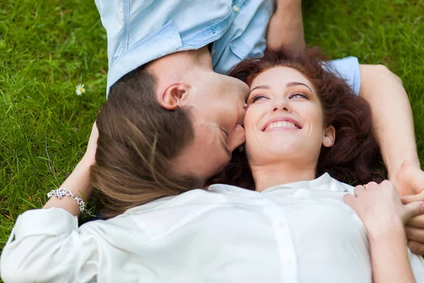 Couple amoureux couché sur l'herbe — Photo