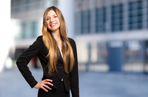 Empresária sorrindo na cidade — Fotografia de Stock