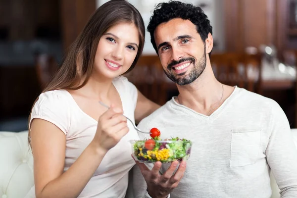 Casal comendo uma salada — Fotografia de Stock
