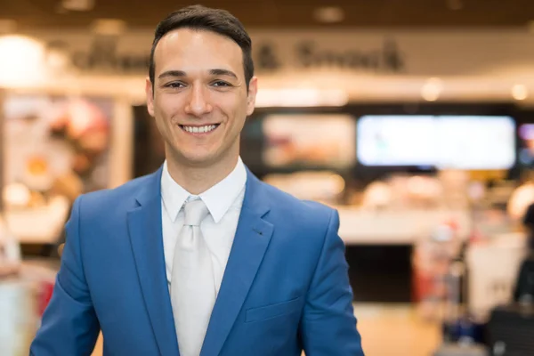Hombre de negocios sonriente en la tienda — Foto de Stock