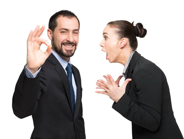 Onverschillig man en vrouw schreeuwen op hem — Stockfoto