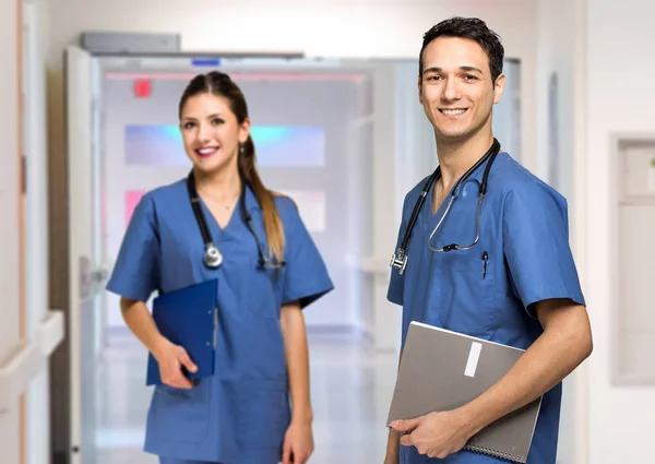 Dos enfermeras en un hospital —  Fotos de Stock