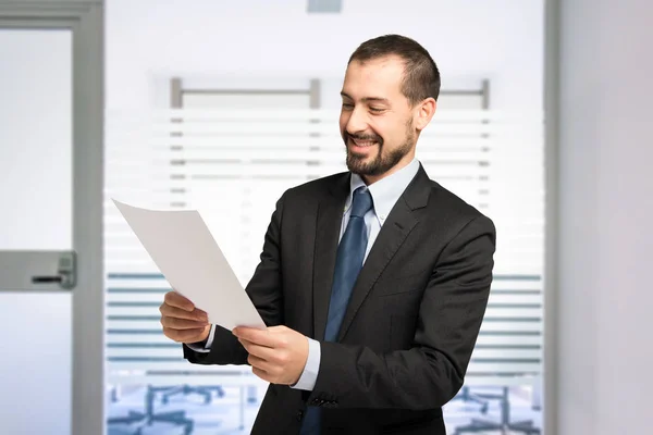 Man reading document — Stock Photo, Image