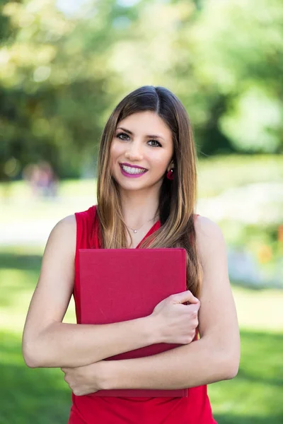 Carina donna in possesso di libro — Foto Stock