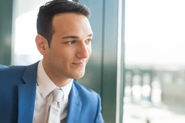 Homme d'affaires regardant par la fenêtre — Photo