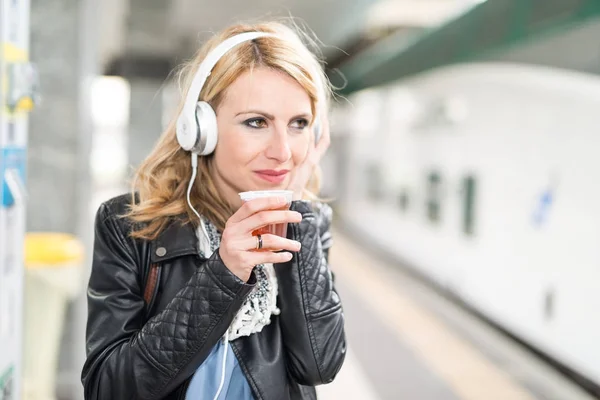 Donna in attesa del treno — Foto Stock