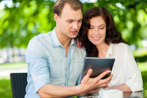 Casal usando tablet ao ar livre — Fotografia de Stock