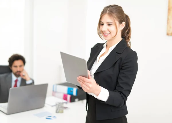 Mulher usando seu tablet — Fotografia de Stock