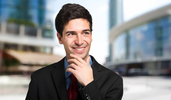 Hombre de negocios guapo sonriendo — Foto de Stock