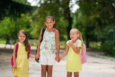 Okula gitmekten mutlu küçük kızlar