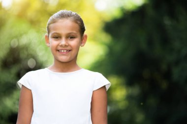 Gülümseyen güzel çocuk portre