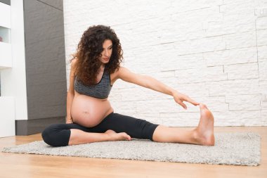 hamile kadının esneme yapması